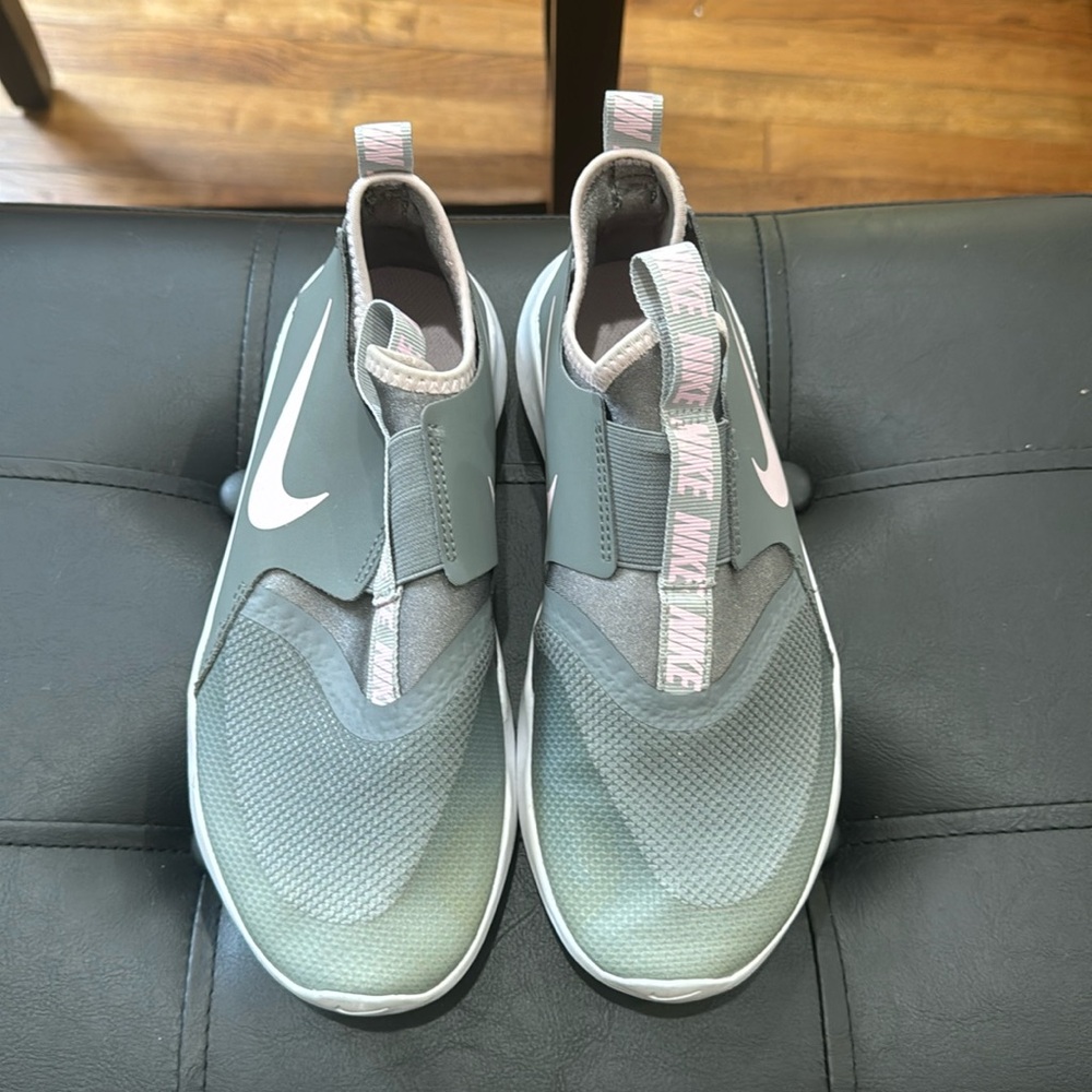 Nike girl 4 big girls sneakers gray with pink